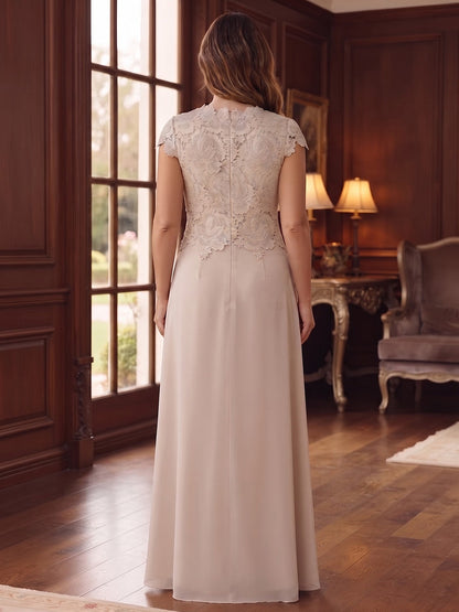 Robe fourreau en dentelle grande taille pour mère de la mariée : encolure ronde, manches courtes (effet coiffe), longueur au sol, avec drapé