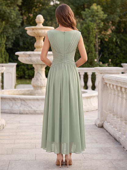 Robe de mère de la mariée longue, coupe trapèze/princesse, encolure ronde, sans manches, avec plis et drapés