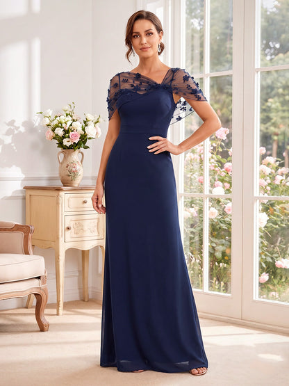 Robe de mère de la mariée coupe fourreau/droite, manches cape asymétriques, longueur au sol, avec fleurs en 3D et dentelle