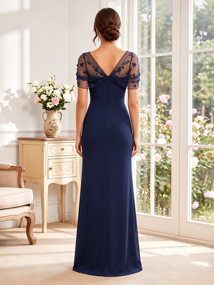 Robe de mère de la mariée coupe fourreau/droite, manches cape asymétriques, longueur au sol, avec fleurs en 3D et dentelle