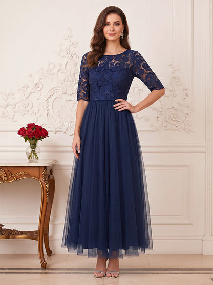 Robe de mère de la mariée coupe trapèze/princesse, encolure arrondie, demi-manches, longueur cheville, avec appliques et dentelle