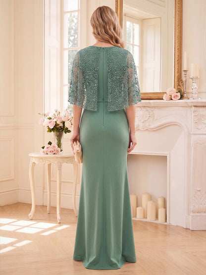 Robe de mère de la mariée coupe sirène/trompette, asymétrique, manches effet cape, longueur au sol, avec dentelle
