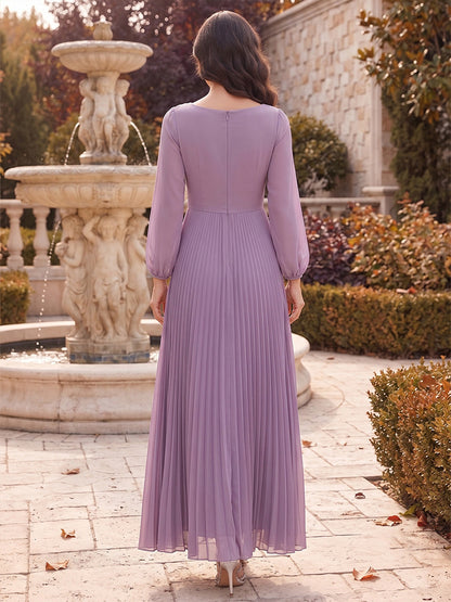 Robe de mère de la mariée trapèze/princesse, encolure arrondie, manches longues, en mousseline, longueur cheville, avec plis et fleur en 3D