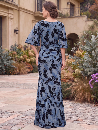 Robe longue de mère de la mariée en velours, coupe droite, encolure arrondie, manches mi-longues, motif floral