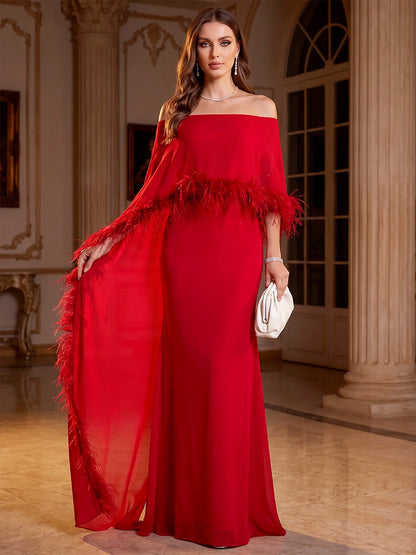 Robe de soirée longue en mousseline, coupe droite/fourreau, épaules dénudées, manches mi-longues, avec plumes