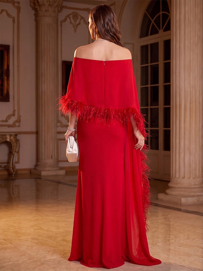 Robe de soirée longue en mousseline, coupe droite/fourreau, épaules dénudées, manches mi-longues, avec plumes