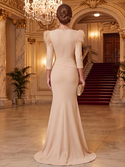 Robe de soirée longue en satin extensible épais, coupe trompette/sirène, col en V, manches 3/4, avec plumes