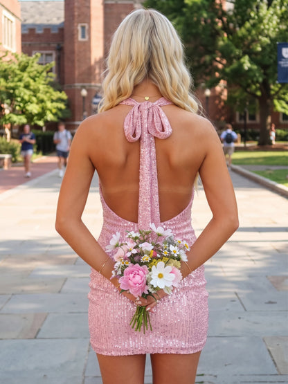 Mini-robe de soirée coupe fourreau, encolure américaine sans manches, en sequins avec nœud