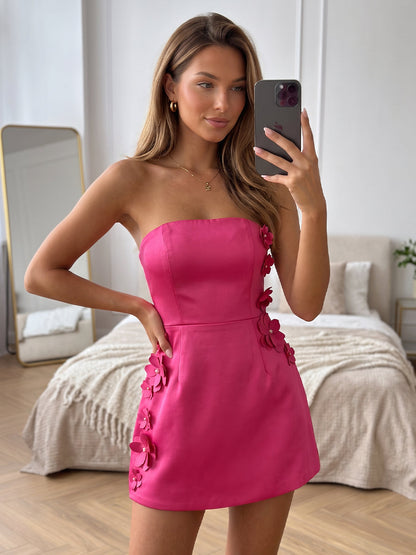 Mini-robes de soirée (coupe fourreau/droite) en satin de soie, sans bretelles ni manches, avec fleur en relief