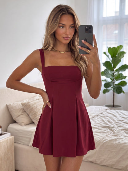 Mini-robe de soirée courte en satin, coupe trapèze/princesse, encolure carrée sans manches avec plis