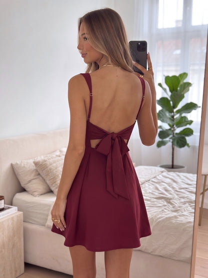 Mini-robe de soirée courte en satin, coupe trapèze/princesse, encolure carrée sans manches avec plis