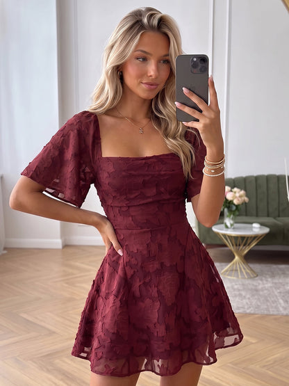 Robe courte de soirée en mousseline, coupe trapèze/princesse, encolure carrée, manches courtes et motifs floraux