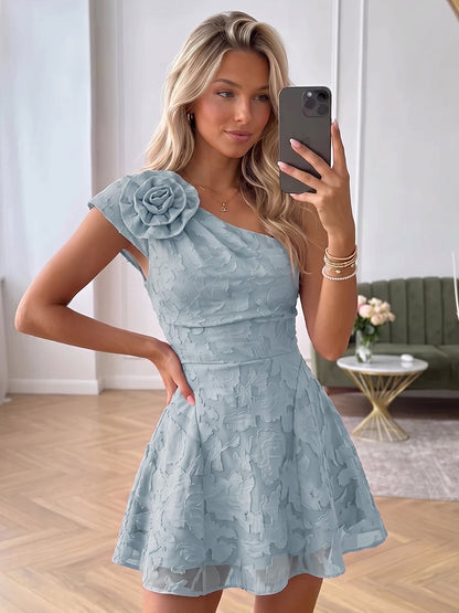 Robe courte de soirée en mousseline, coupe trapèze/princesse, asymétrique (une épaule), sans manches, avec motifs floraux et fleurs en relief (3D)