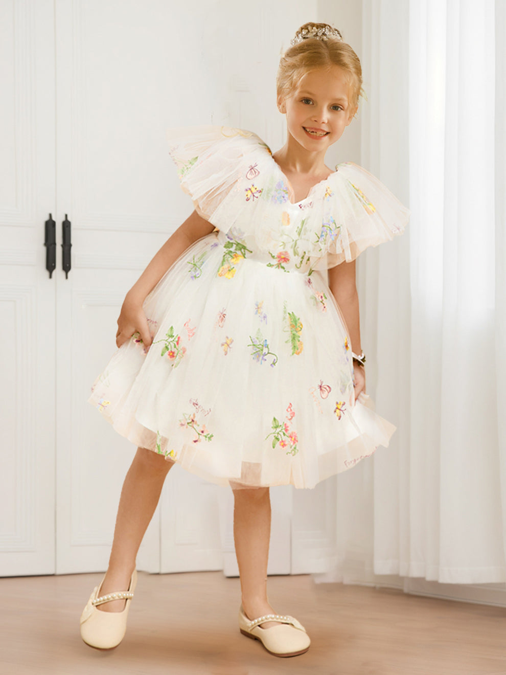 Robe de Demoiselled'Honneur Trapèze/Princesse à Col en V et Manches Flottantes en Tulle avec Broderie Florale