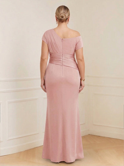 Robe de la mère de la mariée grande taille fourreau asymétrique, manches courtes et détails froncés