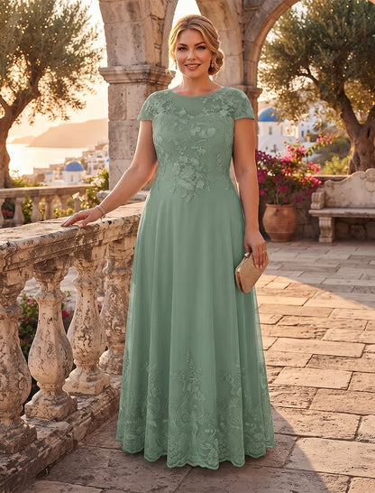 Robe trapèze/princesse en mousseline grande taille pour mère de la mariée : encolure ronde, manches courtes (effet coiffe), longueur au sol, avec application et sequins