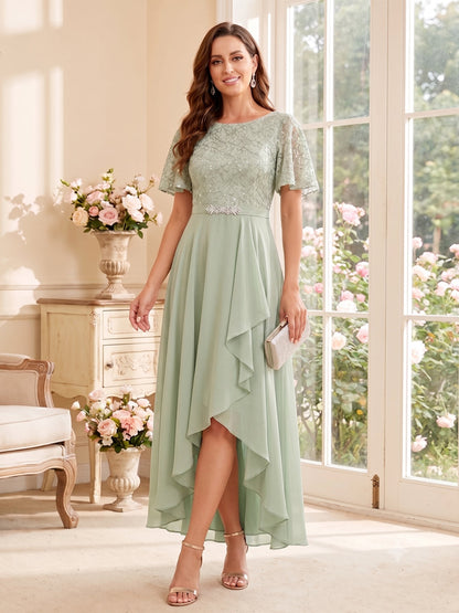 Robe de Mère de la Mariée Coupe A-Line/Princesse à Col Rond, Manches Courtes, Coupe Asymétrique avec Plis & Volants