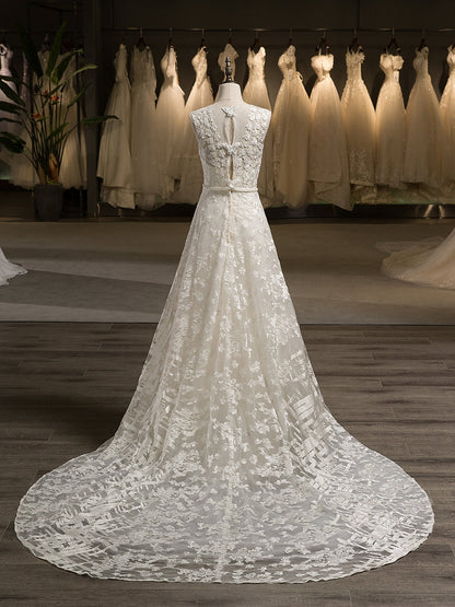 A-ligne/Princesse Col plongeant Sans Manches Tulle Appliqué Bouton Couvert Traîne Tribunal Robes de Mariée