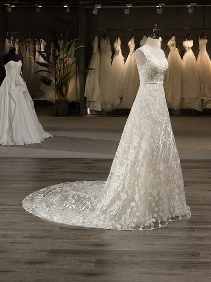A-ligne/Princesse Col plongeant Sans Manches Tulle Appliqué Bouton Couvert Traîne Tribunal Robes de Mariée