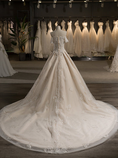 Épaules dénudées manches courtes tulle appliqué avec perles train tribunal robe de bal robes de mariée