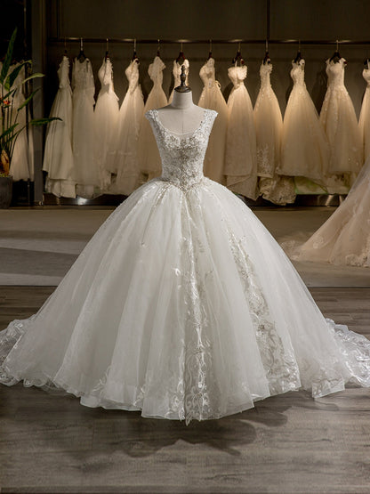Scoop Sans Manches Tulle Broderie Avec Perles Traîne Tribunal Robe De Bal Robes De Mariée