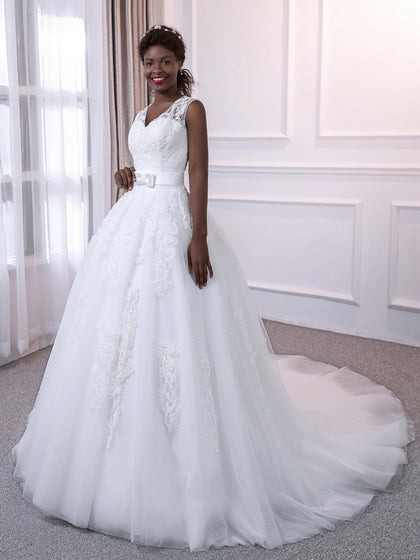 Robe de mariée en tulle sans manches à col en V avec ceinture et appliques