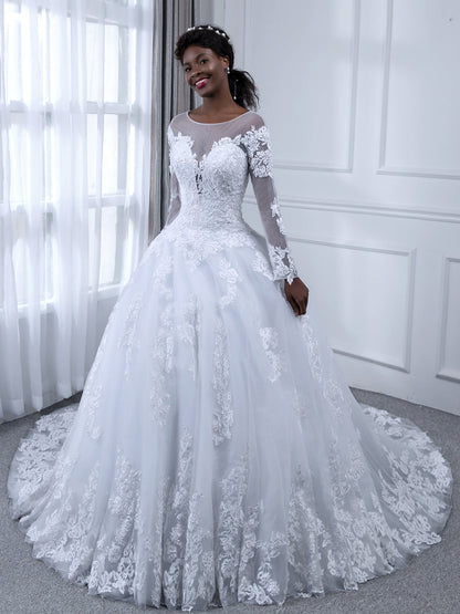 Robe de mariée en tulle à manches longues et col transparent avec appliques de perles