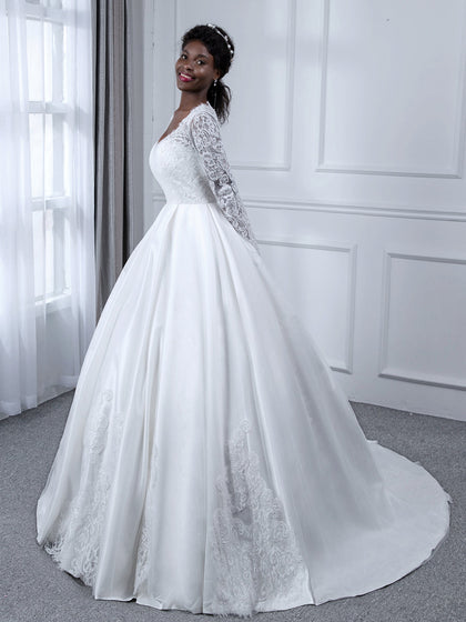 Robe de mariée en dentelle à manches longues et col en V avec appliques