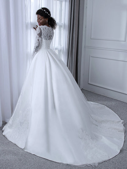 Robe de mariée en dentelle à manches longues et col en V avec appliques