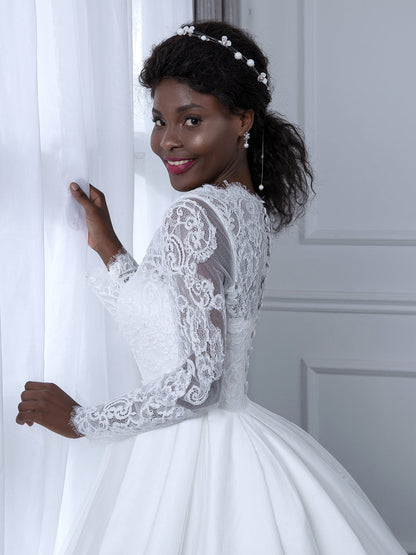 Robe de mariée en dentelle à manches longues et col en V avec appliques