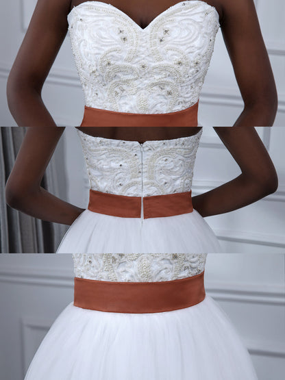 Robes de mariée trapèze sans bretelles en tulle avec perles et strass